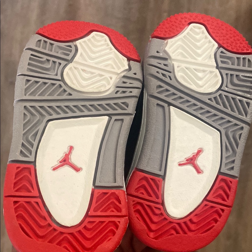 Jordan Black and Red Sneakers Sleek Basketball Style - Picture 4 of 5